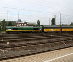 Die Class 66 PB18 von der Rurtalbahn-Cargo kommt  Montzen/Belgien mit einem ARS-Autologistikzug aus Zeebrugge(B) nach Bremen(D) und fährt in Aachen-West ein. Aufgenommen vom Bahnsteig in Aachen-West. 
Am Nachmittag vom 29.8.2016.