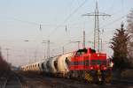 Die Neusser Eisenbahn Mietlok 500 1567 (ex Chemion 09) am 10.2.12 mit einem leeren Kalkstaubzug bei der Durchfahrt durch Ratingen-Lintorf.