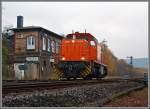 An einem trben November Nachmittag.....

Die Lok 44 - MaK G 1000 BB (271 004-4) der Kreisbahn Siegen-Wittgenstein (KSW) kommt am 18.11.2013 solo von Betzdorf und passiert hier das Stellwerk Herdorf Ost (Ho), bevor es dann auf den Rangierbahnhof der KSW geht.
 
Die Lok wurde 2003 bei Vossloh unter der Fabriknummer 1001462 gebaut und am 05.01.2004 an die KSW ausgeliefert. Sie hat die NVR-Nummer  92 80 1271 004-4 D-KSW und EBA 02G23K 004.