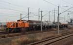 271 026 schiebt am 20.12.13 ihre Kesselwagen in den Chemiepark Bitterfeld. Die Wagen brachte 482 037 von Infra Leuna. Fotografiert vom Bahnsteig aus.