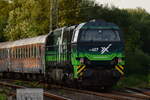 AIX Rail auf Shoppingtour. 272 205 und 272 407 bringen 4 Reisezugwagen aus Nördlingen nach Mönchengladbach. Die 4 Reisezugwagen standen vorher lange in Nördlingen augestellt und hat nun die AIX Rail übernommen. Hier als Nachschuss auf 272 407.

Grevenbroich 21.08.2024