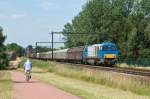 Eine der beiden G2000 von Railtraxx zieht einen langen Güterzug durch Hoeselt in Richtung Tongeren. Aufnahme vom 01/08/2015.