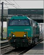 Scheussliche Loks, aber freundliche Lokfhrer gab es am 24.04.10 in Antwerpen Noorderdokken zu bewundern, als die Vossloh MaK G 2000 1616 solo in Richtung Hafen fhrt.  (Hans)