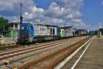 Vossloh G 2000 BB ais Vorspannlok für BLS Cargo 486 508 mit Mischer am 03.09.2017 im nachmittaglichen Tübinger Hauptbahnhof.