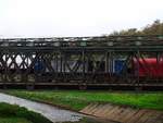 Eine Vossloh G 2000 hat soeben den Güterbahnhof Bottrop Süd passiert und überquert nun in Schrittgeschwindigkeit die Emscherbrücke an der Bahnstrecke Bottrop Süd - Duisburg