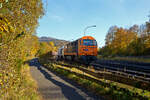 Herbstzeit im Hellertal.....
Die KSW 43 (92 80 1273 018-2 D-KSW) der KSW (Kreisbahn Siegen-Wittgenstein) am 28.10.2021 mit der Mietlok der Voith Maxima 30 CC – VTLT 263 005-5 (92 80 1263 005-1 D-VTLT) der Voith Turbo Lokomotivtechnik GmbH & Co. KG am Haken in Herdorf. Hier fährt sie noch auf dem KSW Rbf Herdorf (Betriebsstätte Freien Grunder Eisenbahn - NE 447, bevor es über die Hellertalbahn nach Betzdorf geht.
