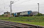 VDE 8 Komplexmaßnahme Halle Rosengarten–Angersdorf  ▶ Standort: Bahnhof Teutschenthal    Hochbetrieb am Schotterwerk Teutschenthal:  273 005-9 (V 1001–033 | Vossloh G 2000 BB)