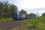 273 001 der Alstom schleppte am 05.10.23 für ihren Mieter KGT sechs mit Betonschwellen beladene Flachwagen durch Marxdorf Richtung Falkenberg(E).