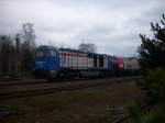 Eine MaK G2000 und eine V160 mit leeren Holzwaggons in Munster.