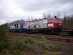 Eine MaK G2000 und eine V160 mit leeren Holzwaggons in Munster.