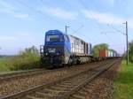 Die OHE Lok V 1001 - 033 auf der Hafenbahn in Hamburg - Moorburg mit einem Containerzug vom Hafen kommend.