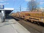 WLE 21 Steht mit ihrem Bauzug im Elmshorner Bahnhof am 15.4.2010 vor einem roten Signal.