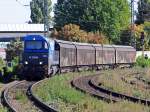 Eine G2000 mit einem Containerzug bei der Durchfahrt durch Stuttgart-Mnster Bhf.