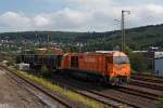 Die G 2000 (Lok 43) der Kreisbahn Siegen-Wittgenstein (KSW) mit Stahlrhren-Gterzug am 29.07.2011 in Siegen (Kaan-Marienborn). Die Rhren wurden gerade am Rhrenwerk abgeholt und werden (ber Siegen) in Kreuztal an DB Schenker, zum weiteren Transport, bergeben.