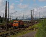 Die G 2000 (Lok 43) der Kreisbahn Siegen-Wittgenstein (KSW) fhrt am 08.08.2011 in Rangierbahnhof Kreuztal um einen Gterzug ab zu holen.