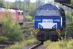 Eine Dieslok von der Rurtalbahn V204 steht abgestellt in Aachen-West bei Wolken.