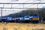 Die Class 66 DE6301 von DLC Railways und die V206 von der Rurtalbahn stehen beide mit Autozgen und auf Nebengleis steht die Cobra 2841 mit einem Containerzug in Montzen-Gare bei schnem Winterwetter