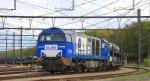 Die V206 von der Rurtalbahn steht in Montzen-Gare(B) mit einem Autozug bei schnem Sonnenschein am 1.5.2012.