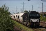 Die MRCE 500 1607 (272 406/i.E.fr NE) am 25.5.12 mit einem leeren Kalkstaubzug beim Halt in Ratingen-Lintorf.