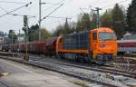 Im neuen Farbkleid ist die MaK G 2000 BB (Lok 43) der KSW (Kreisbahn Siegen-Wittgenstein), hier am 31.03.2014 kommt sie gerade mit ihrem Übergabezug aus Herdorf im Bahnhof Betzdorf/Sieg an.