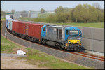 Vossloh G2000 BB bei der fahrt mit ihrem Containerzug in höhe der Schäferei auf dem Wilhelmshavener Industriegleis.