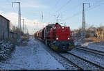 In der Nacht zum 1. Weihnachtsfeiertag hatte es passenderweise geschneit. 275 027-1 (Lok 1025 | MaK G 1206) trotzt dem Frost und der Feiertagsruhe und ist, wie jeden Samstag, mit Kalk im Bahnhof Teutschenthal Richtung Halle (Saale) unterwegs.
Viele Grüße zurück an den Tf!
Aufgenommen am Ende des Bahnsteigs 1.

🧰 Alpha Trains Belgium NV/SA, vermietet an die Regiobahn Bitterfeld Berlin GmbH (RBB)
🚝 DGS 99601 Scharzfeld–Bitterfeld
🚩 Bahnstrecke Halle–Hann. Münden (KBS 590)
🕓 25.12.2021 | 13:58 Uhr