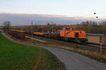 275 105 Northrail mit einem Flachwagenzug bei Gnötzheim Richtung Ansbach, 27.02.2021