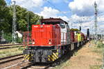 Regiobahn Bitterfeld Berlin GmbH, Bitterfeld [D] mit der Doppeltraktion MaK G 1206 Loks  1025   (NVR:  92 80 1275 027-1 D-RBB ) +  1116  (NVR-Nummer: 92 82 000 1506-5 L-RBB) und einem Ganzzug französischer Schüttgutwagen mit Schwenkdach am 21.06.23 Durchfahrt Bahnhof Ruhland.