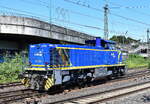 Eisenbahnen und Verkehrsbetriebe Elbe-Weser GmbH, Zeven mit ihrer MaK G 1206  275 104  [NVR-Nummer: 92 80 1275 104-8 D-EVB] am 15.07.24 Höhe Bahnhof Hamburg Harburg.