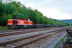 
Schnell noch vor der Arbeit ein Bahnbild.....
Am 26.05.2015 morgens um 5:37 Uhr hat die WLE 53   Kreis Soest   (275 505-6) der Westfälische Landes-Eisenbahn GmbH (Lippstadt) im Bahnhof Herdorf noch Hp 0, das Stellwerk ist nach nicht besetzt. 

Am Haken hat die G 1206 mit Luppen (Rohrrohlinge) beladene Schwerlastwagen, und ist auf dem Weg nach Burbach-Holzhausen zu der Salzgitter Mannesmann Precision GmbH. Dort werden aus den Luppen nahtlosen kaltgezogenen Präzisionsstahlrohre oder Profilstahlrohre.

Die Lok, eine Vossloh G 1206 (ehem. MaK), wurde 2008 unter der Fabriknummer 5001639 gebaut, sie hat die NVR-Nummer 92 80 1275 505-6 D-WLE und EBA-Nummer EBA 08D08M 005.

