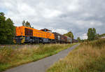   Die Lok 42 (92 80 1277 902-3 D-KSW) der Kreisbahn Siegen-Wittgenstein (KSW), eine Vossloh MaK G 1700 BB, fährt am 30.08.2018 mit leeren Coil-Wagen durch Neunkirchen-Struthütten in Richtung