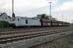 DB: Güterzug mit 285 106-1 im Güterbahnhof Friedrichshafen Stadt am 21. Juni 2017.
Foto: Walter Ruetsch