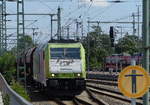 Captrain 285 111-1 mit einem Güterzug aus Richtung Pirna, am 10.07.2019 in Dresden Hbf.
