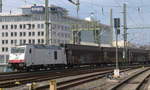 07. Februar 2014, Dresden-Hauptbahnhof: Ein Güterzug in Richtung Süden mit Lok 285 109 der ITL umfährt die Halle auf dem südlichen Außengleis