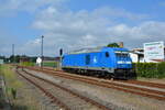 Am 30.05.2016 rangierte die 285 101 der Pressnitztalbahn im Bahnhof Torgelow, um den Leer-Holzzug herum.