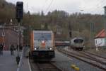 285 001 der Havellndischen Eisenbahn am 07.04.2012 im Bahnhof Rbeland/Harz vor einem Zug der  Sonderzugveranstaltungen Chemnitz .