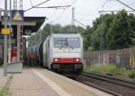 Der neue Traxx-Diesel der 285 107-9 musste bei dem langen und schweren Kesselwagenzug auch ganz schön arbeiten. Aufgenommen in Dedensen-Gümmer am 10.07.2013.