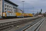 Im Rahmen von Gleisbauarbeiten zwischen Friedrichshafen und Kressbronn war auch 293 510-4 der SGL im Einsatz. Am 09.03.2018 befindet sich die V150.04 mit einem kurzen Bauwagenzug auf Rangierfahrt im Bahnhof von Friedrichshafen.