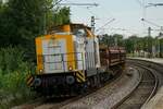 Die 293 510-4 der SGL fuhr am 10. August 2021 mit ihrem Schotterzug durch den Bahnhof Tamm (Württ).