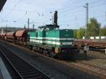 V 100.02 (293 006-3) von HGB zieht einen Zug mit neuem Schotter durch Bielefeld.
