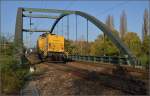 Seit 1997 in Sachen Gleisbau unterwegs, seit 2008 als V150.01 der Schienen Güter Logistik. Nunmehr mit 92 80 293 507-0 D-SGL bezeichnet. Murgbrücke Rastatt, November 2014.