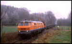 Noch unter der alten Bezeichnung HEG kam das Einzelstück V 320 1989 zur Teutoburger Wald Eisenbahn. Ihre ersten Einsätze vor dem Stahlzug Hanekenfähr - Paderborn fuhr sie noch mit der  Angstlok  V 152 der TWE hier am 20.1.1998 in der Steigung im Bocketal bei Brochterbeck.