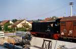 Bei einer Sonderfahrt auf der DB-Nebenbahn Kirchheim-Weilheim scheint Diesellok 236 262-2 (Baureihe V 36) durch einen Rohbau zu fahren.
Datum: 22.09.1985