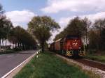 D23 der Bentheimer Eisenbahn AG mit bergabegterzug 209 zwischen Coevorden-De Heege (Die Niederlande) und Nordhorn bei Neuenhaus am 7-5-2001. Bild und scan: Date Jan de Vries. 
