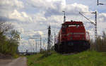 DE94 von Rheincargo steht abgestellt im Güterbahnhof von Nievenheim. 
Aufgenommen vom einem Weg am Kirschfeld in Nievenheim. 
Bei schönem Frühlingswetter am Nachmittag vom 15.4.2018.