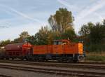 Lok 41 der Kreisbahn Siegen-Wittgenstein (KSW) am 14.10.2011, auf KSW eigenem Rangierbahnhof, in Herdorf.  Sie fhrt gerade mit einem Gterzug zur bergabefahrt, Richtung Betzdorf, los. Die Lok ist eine MaK DE 1002, Baujahr 1988.