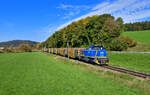 275 104 mit einem Holzzug am 16.10.2024 bei Hengersberg.