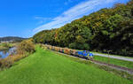 275 104 mit einem Holzzug am 16.10.2024 bei Hengersberg.