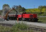 Schotterverladung (|) - Zur Beladung der Schttgut-Kippwagen zieht eine G 1206 der Captrain Deutschland (275 833-2) Wagen fr Wagen nach vorne (Industriegebiet Ulm-Donautal, 17.04.2014).