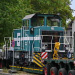 Die GunvorRail-Diesellokomotive Lok 2  Emma  wartet auf den Straßentransport nach Ingolstadt. (Hattingen, August 2022)